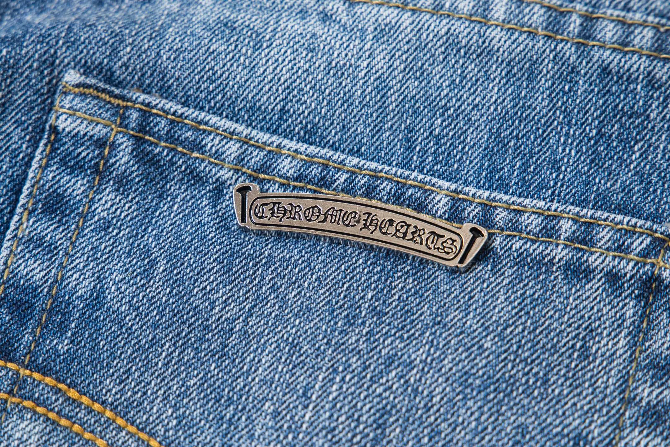 P240 High version (evergreen version) Chrome Hearts/Chrome Heart 25FW CH starry sky leather cross bamboo jeans adopt starry sky theme leather elements, mostly presented in the shape of a cross, with glitter on the leather surface. Unique design with simple and elegant details, exquisite workmanship, neat lines and in-place details on the entire pair of pants! It’s also so cool that both men and women can easily control it. It’s a gender-neutral trendy up version. Style number: 1722# Color: blue Size: 28 30 32 34 36
